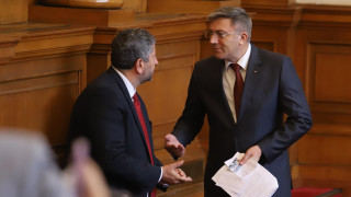 Близо три часа депутатите обсъждат в пленарна зала дали България