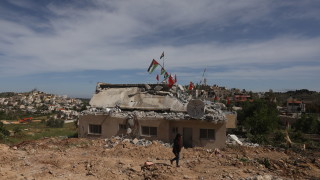 Палестинец откри огън по израелски военен контролно пропускателен пункт на Западния