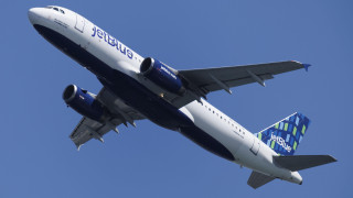 Пилот на JetBlue Airways съобщи че се е сблъскал с