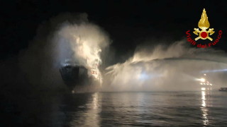 Кораб горя в италианско пристанище