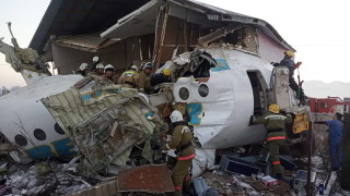 Пътнически самолет катастрофира след излитане в Казахстан