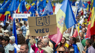 Десетки хиляди молдовци излязоха на митинг в столицата Кишинев в