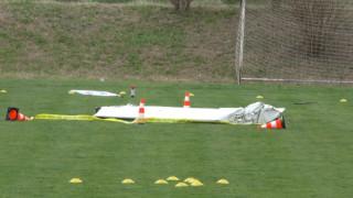Двама души загинаха вчера след като малък самолет падна край
