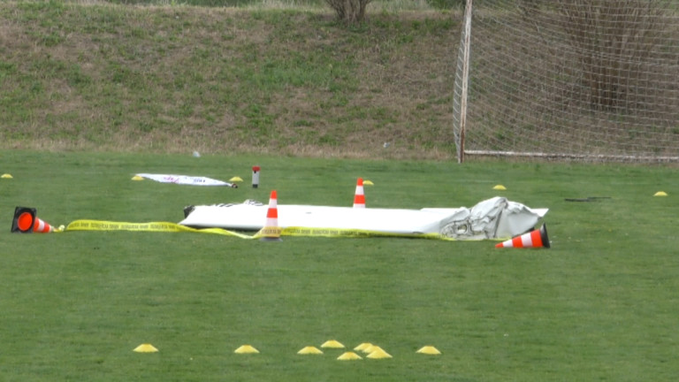 Двама души загинаха вчера, след като малък самолет падна край