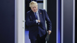 Още британски министри се борят за поста на Джонсън 