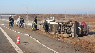 Цистерна с газ се обърна на пътя Бургас София предаде 24