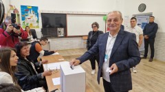 Ахмед Доган гласува рано сутринта