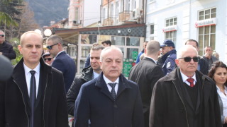 Политиците да оставят темата за преместването на Паметника на Съветската