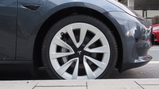 Мираж за милиарди: как Tesla стимулира присъствие на новите си таксита в два мегаполиса, за да спаси акциите си