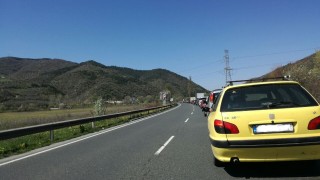 Към 13 часа няколко катастрофи са блокирали движението по АМ