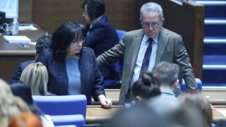 Парламентът едва към 19 часа премина към третата точка от