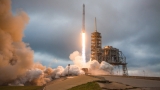 Корабът на SpaceX успешно се закачи за МКС