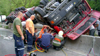 Румънски ТИР катастрофира край Бяла