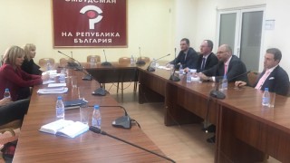 Омбудсманът посредничи между държавата, безнеса и американските централи