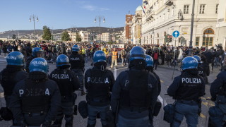Полицаите в Италия побесняха - държавата им осигурила само розови маски