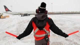 Мощен арктически студен фронт донесе снежни виелици в райони на