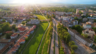 Дете е в болница, след като изскочи пред кола на улица в Ямбол