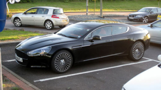 Aston Martin Rapide заснет на паркинг без камуфлаж
