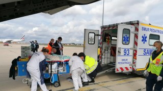 Военни транспортираха тримесечно бебе за лечение във френска болница съобщават