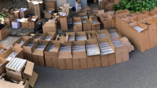 Спипаха мъж да разтоварва цигари без бандерол от кола в Раднево