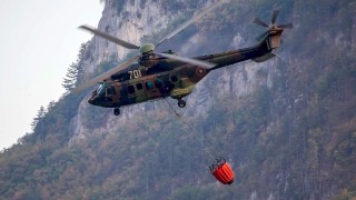 Хеликоптер Ми-17 гаси горски пожар в Пловдивско