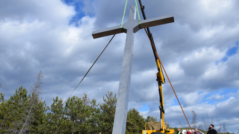 Поставят 7-метров кръст на връх Острец над село Мусомища