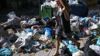 Градовете в Гърция тънат в боклуци заради стачка, а идва жега