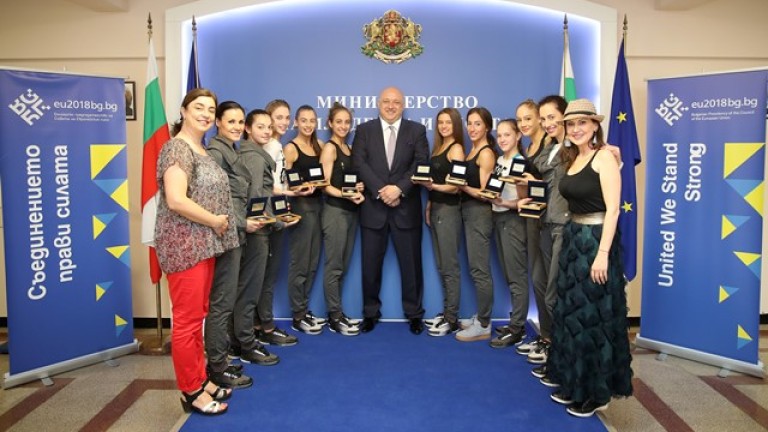 Министър Кралев награди медалистките от Евро 2018