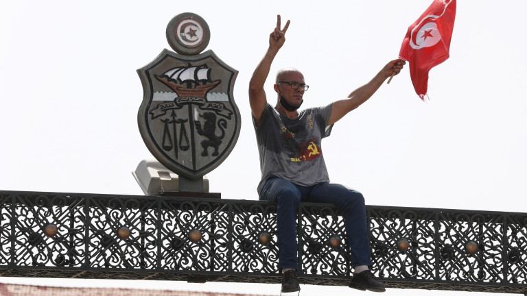 Ще продължи ли Тунис да бъде успешната история на Арабската пролет?