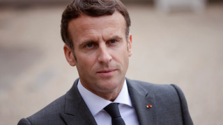 Френският президент Еманюел Макрон в телефонен разговор с и д премиер