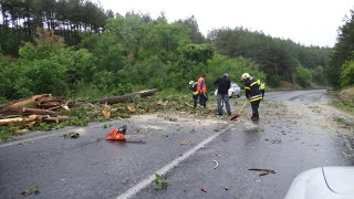 Бурята която се изви над Северна България разруши частично пътища