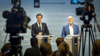 Холандският премиер призова хората да не се ръкуват и секунди по-късно забрави