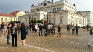 Протестен къмпинг пред парламента "до оставка"