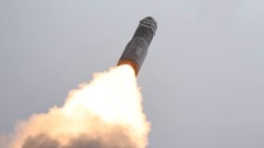Северна Корея привидно изстреля "космическа ракета" на юг