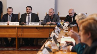 Парите тръгват към пътния бранш Решението е на депутатите от