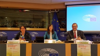 Сътрудничество и отговорност - рецептата на Мария Габриел за опазване на пчелите