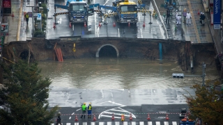 30-метров кратер се отвори насред булевард в японски град