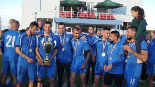 Левски 2020 Лом вдигна шапмионската купа на Северозападна Трета лига