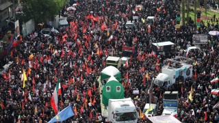 Опечалени хора облечени в черно се събраха по улиците на