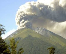 Два вулкана изригнаха в Япония