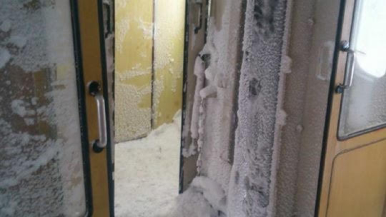 Снегът спря временно няколко влака в Североизточна България