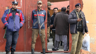 Две експлозии убиха 26 души в деня преди изборите в Пакистан