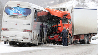 Автобус се блъсна челно в ТИР