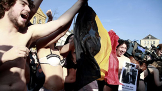 Белгийски студенти протестират по гащи (видео)