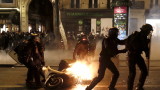 Разрешиха на полицията във Франция да използва оръжия при протести
