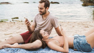 Той дреме под чадъра с питие в ръка или плува