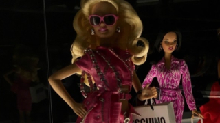 448 кукли Барби облечени от световни дизайнери 