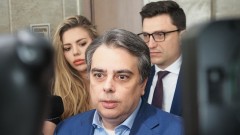 Асен Василев показа снимка на Бойко Борисов с жената, подала жалба срещу Благомир Коцев