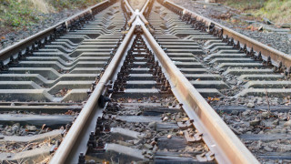 Спряно е движението на влаковете в участъка между гарите в