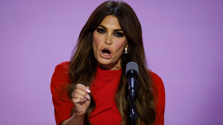 Прозрачна рокля и крещящ грим: американската посланичка в Гърция остави малко на въображението